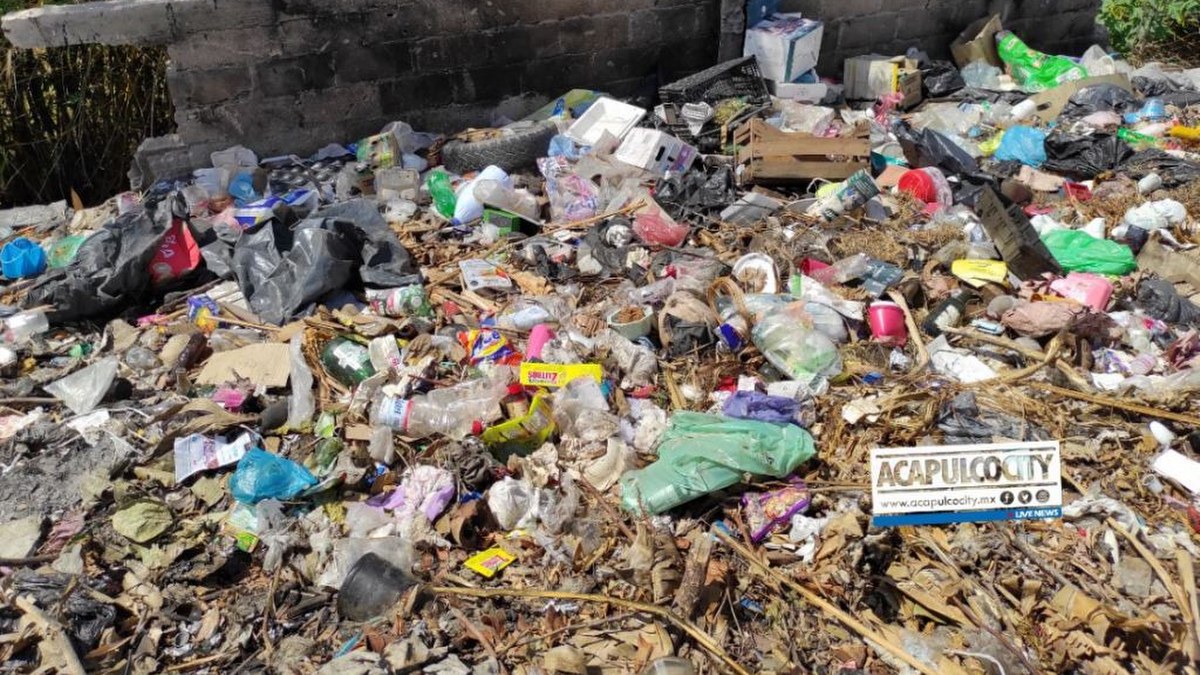 Gran foco de infección, lote baldío usado como basurero clandestino en Acapulco