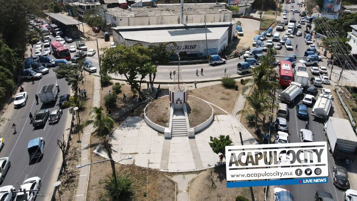 Familiares de dos jóvenes detenidos cierran el retorno Paso Limonero en Acapulco