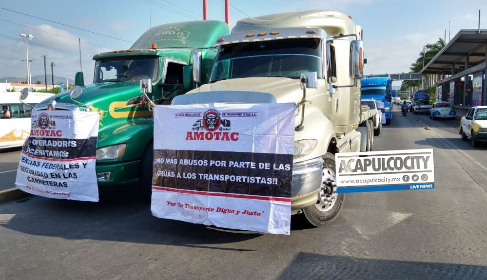 Transportistas de la AMOTAC protestan sobre el boulevard Vicente Guerrero