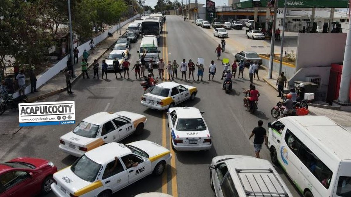 Vecinos de la colonia Jardín en Acapulco bloquean la Calzada Pie de la Cuesta por falta de agua