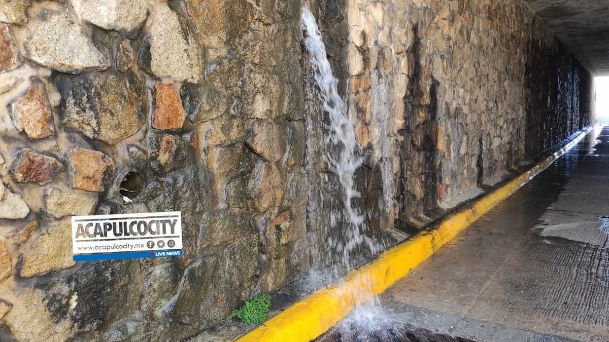 Miles de litros de agua se desperdician cerca de La Quebrada de Acapulco