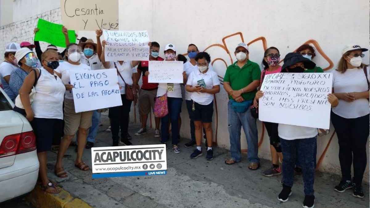 Jubilados del IMSS en Acapulco exigen el pago de sus ahorros