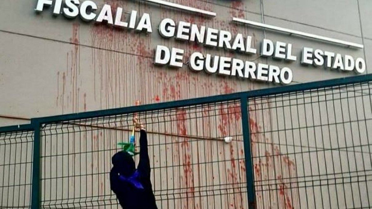 Feministas vandalizan fachada de la Fiscalía de Guerrero