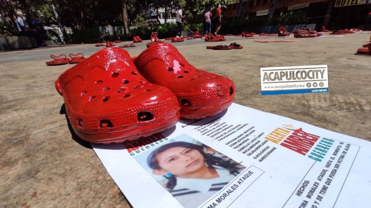 Zapatos rojos “pintan” el Zócalo de Acapulco; piden justicia por víctimas de violencia
