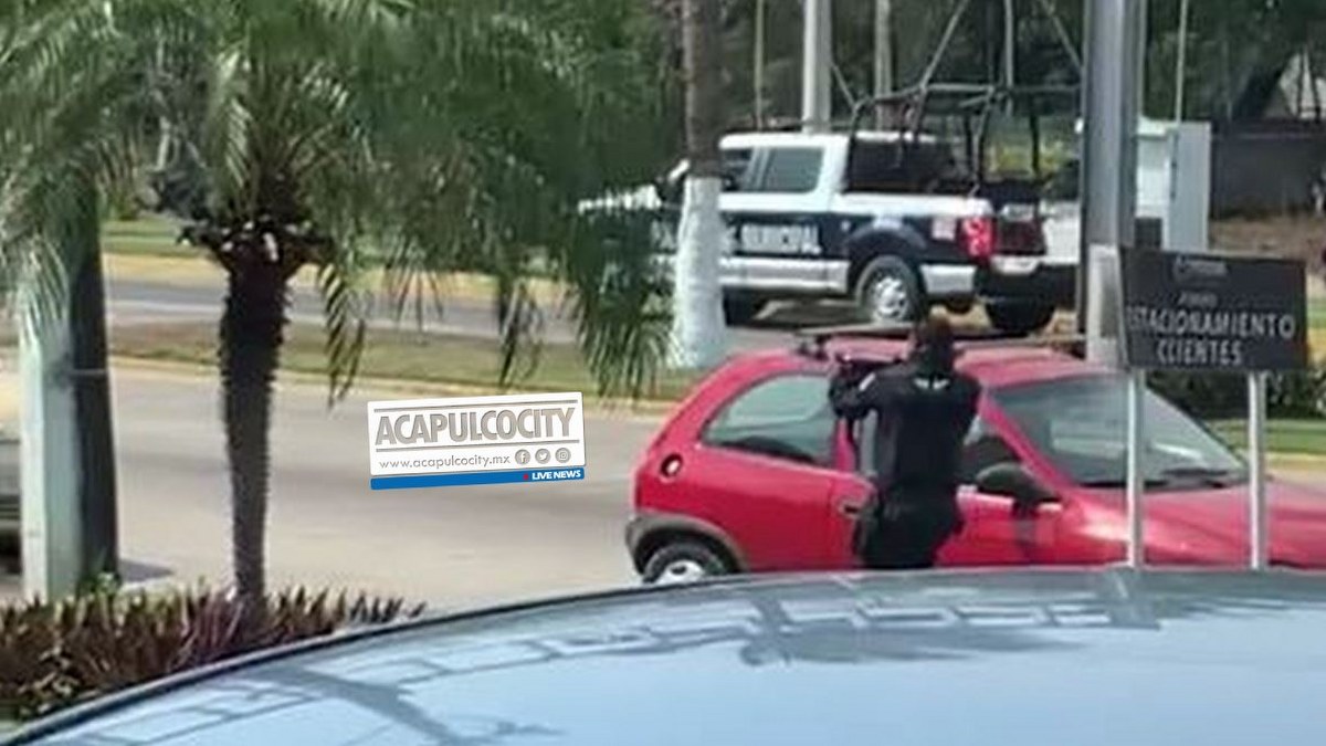 Hombres armados atacan a balazos a policías de Acapulco en la zona Diamante