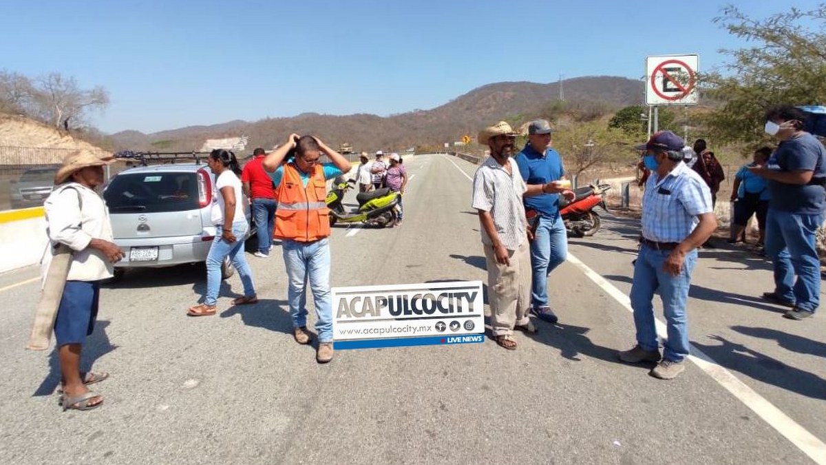 Habitantes del poblado Los Órganos bloquean la autopista Bajos del Ejido