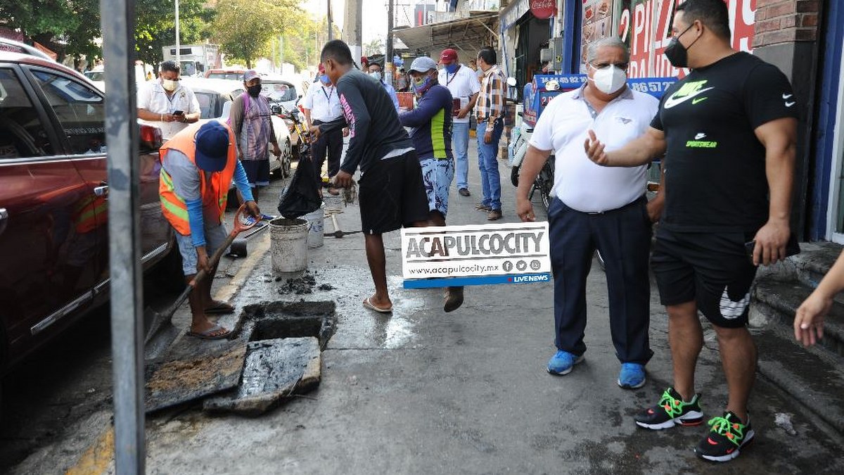 Colapsa drenaje de pizzería en la avenida Ruiz Cortines de Acapulco, denuncian locatarios