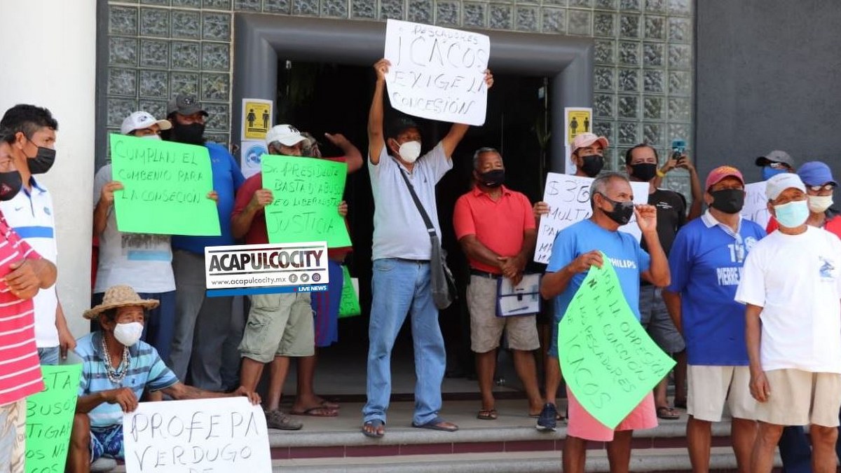 Pescadores de playa Icacos protestan en el Palacio Federal
