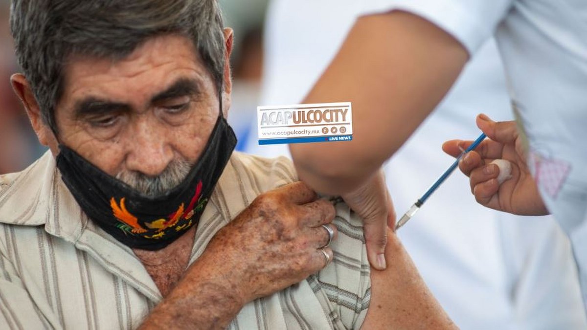 Adultos mayores acuden a aplicarse la segunda dosis de la vacuna antiCovid en Acapulco