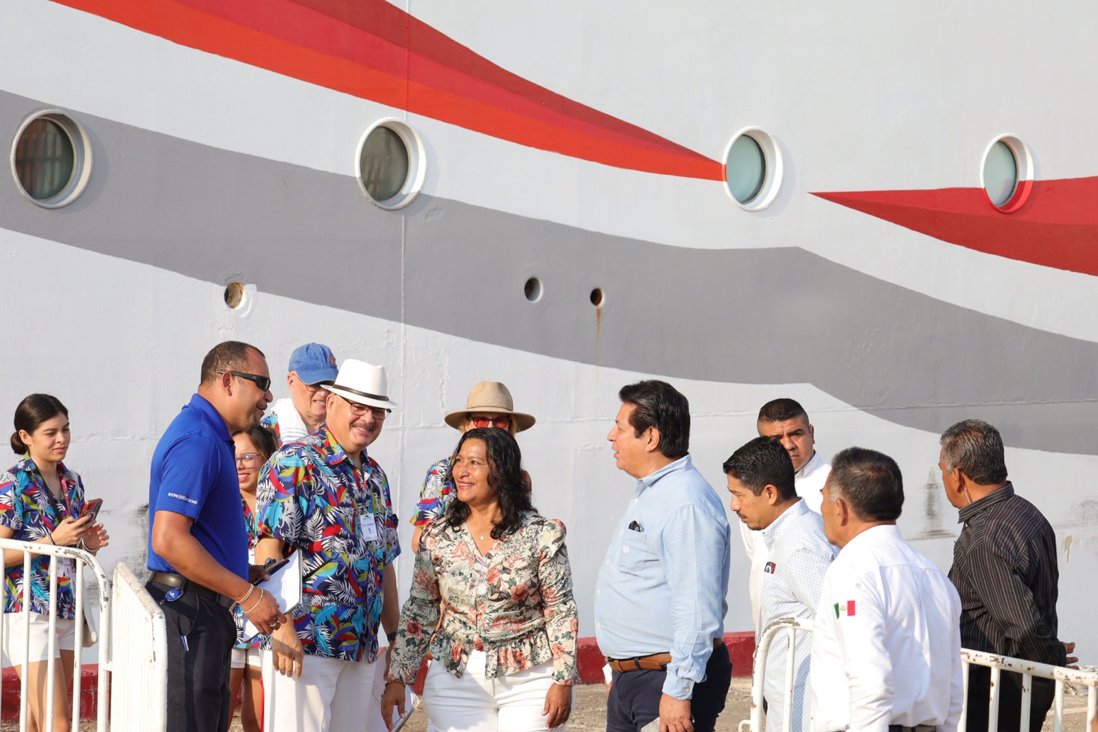 Recibe Abelina a turistas extranjeros del crucero Ms Norwegian Sun