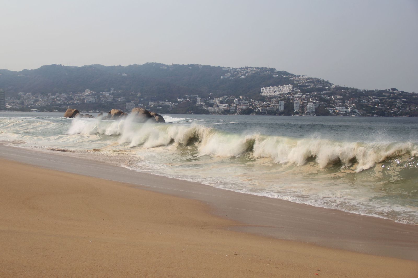 Mar de fondo ocasionará olas de hasta 4.5 metros en playas de Acapulco