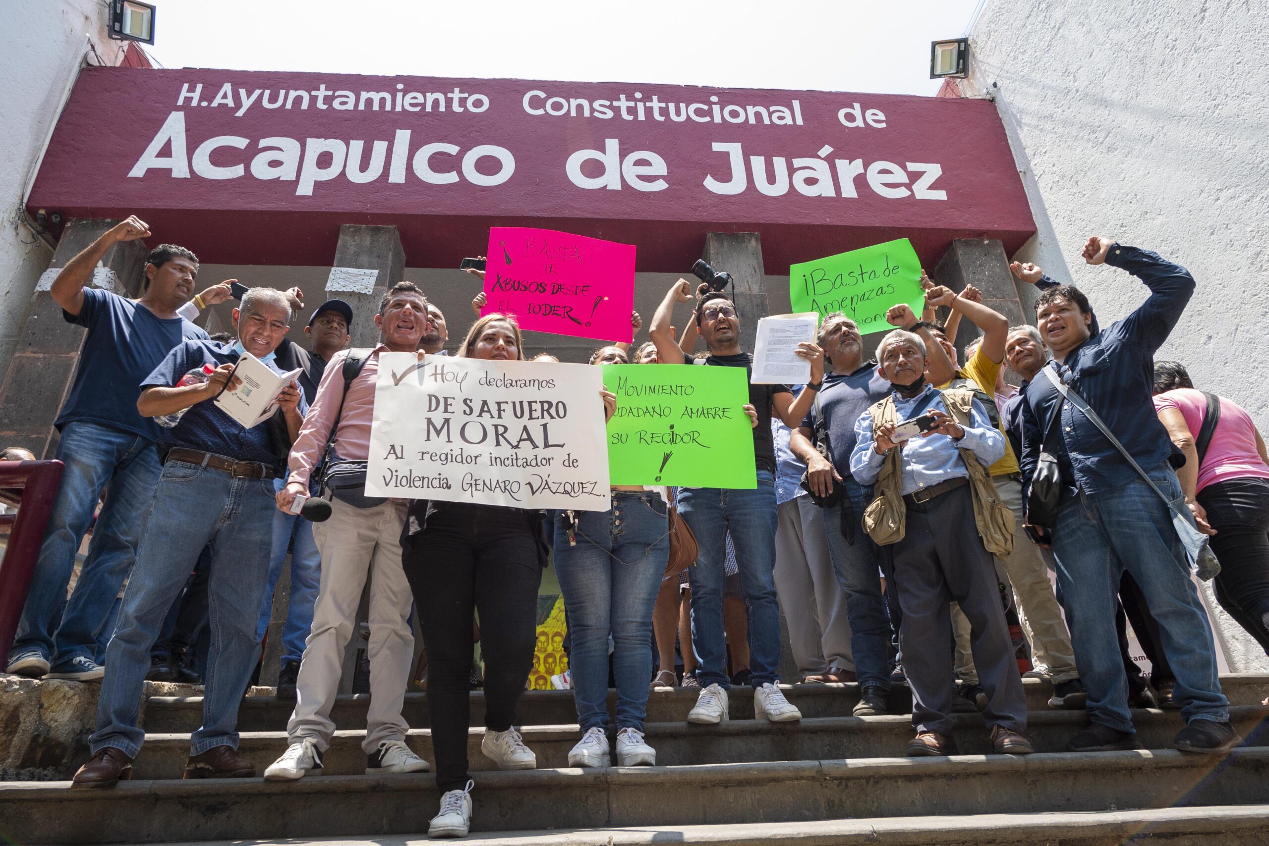 Periodistas protestan contra regidor Genaro Vázquez; presentan queja ante Derechos Humanos