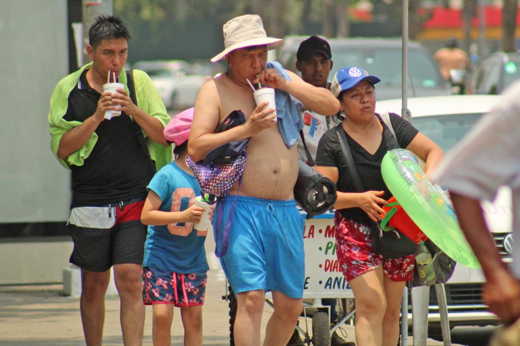 Piden tomar precauciones por tercera ola de calor en Acapulco