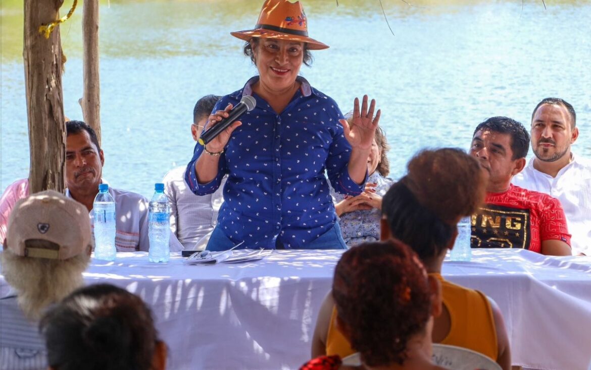 Entrega Abelina López apoyos a restauranteros de la Laguna de Barra Vieja
