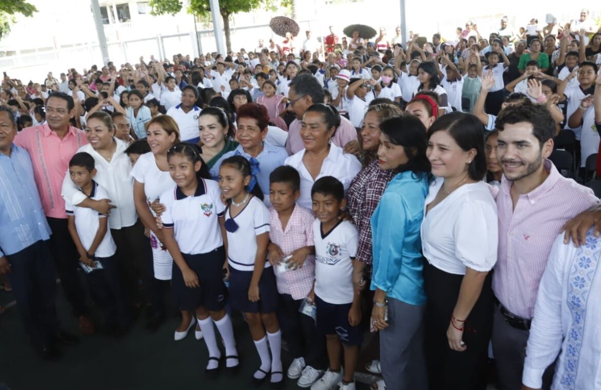 Entrega Abelina López apoyos del programa de becas escolares “Estudiar para Transformar”