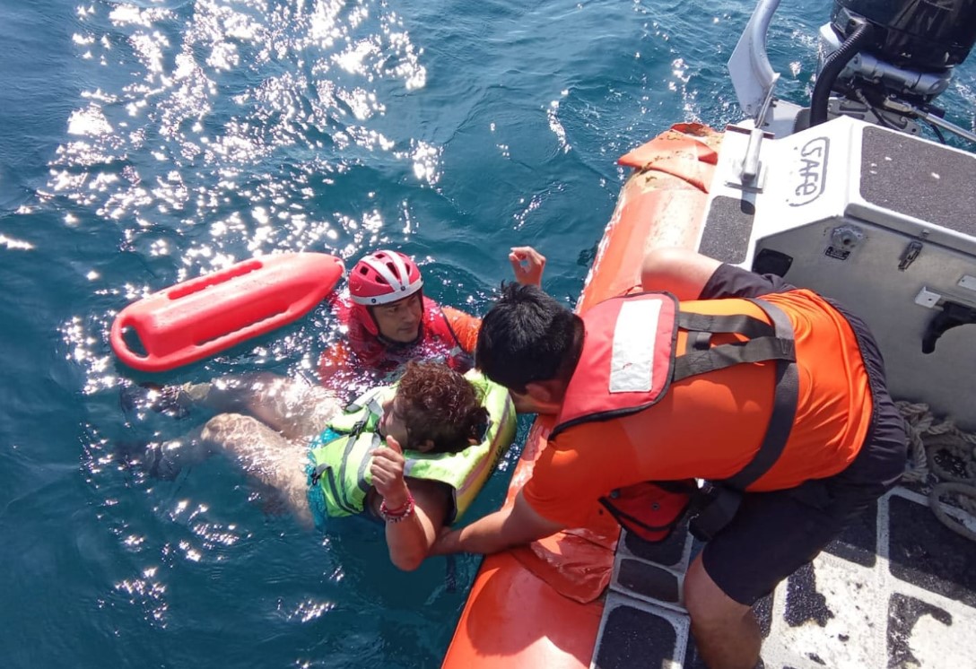 Marina rescata a dos personas en Playa Manzanillo