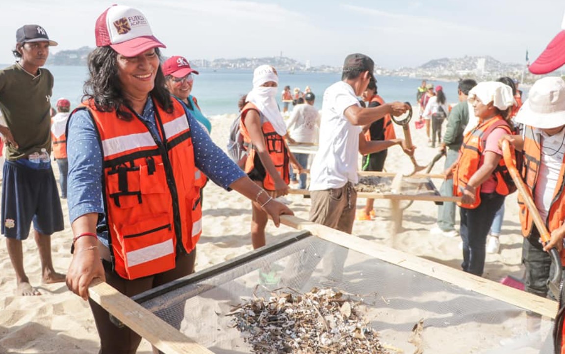 Encabeza Abelina López jornada masiva de limpieza en playas de Acapulco