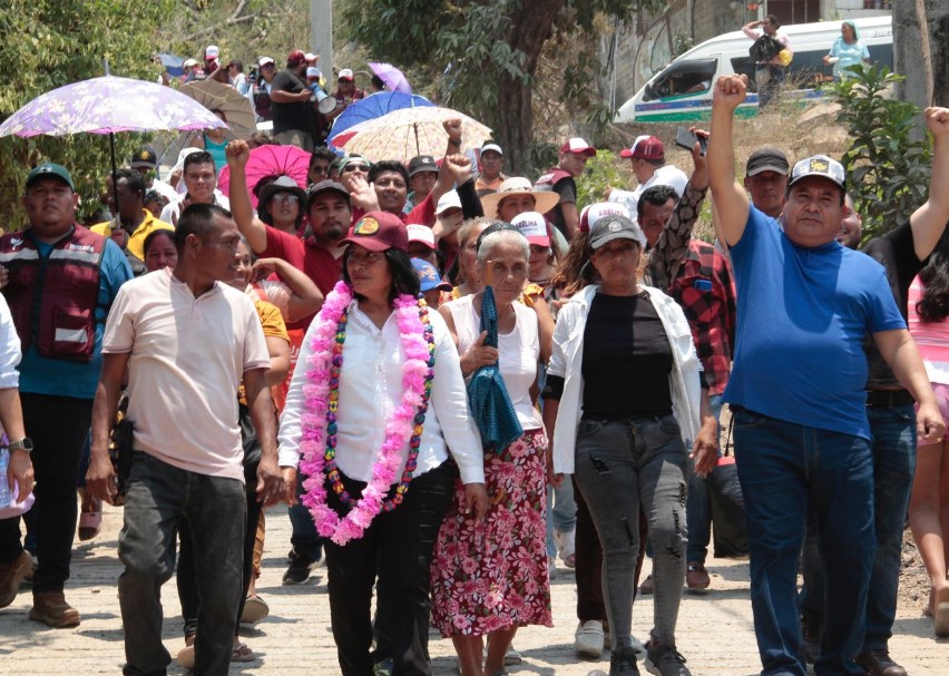 Camina Abelina López Rodríguez junto a vecinos de Roca de Oro y Reforma Agraria