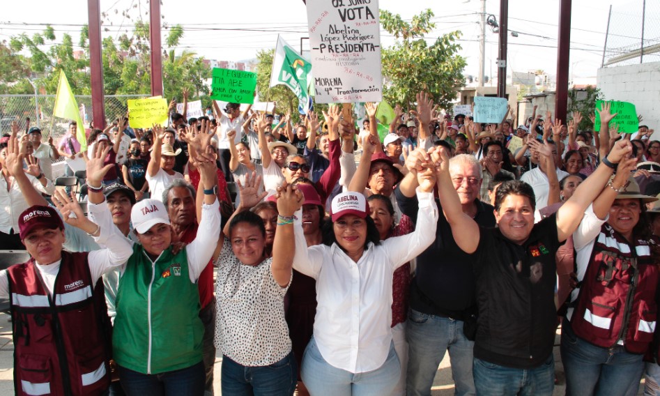 Reconocen vecinos de Ciudad San Agustín a Abelina López Rodríguez por su apoyo a la educación