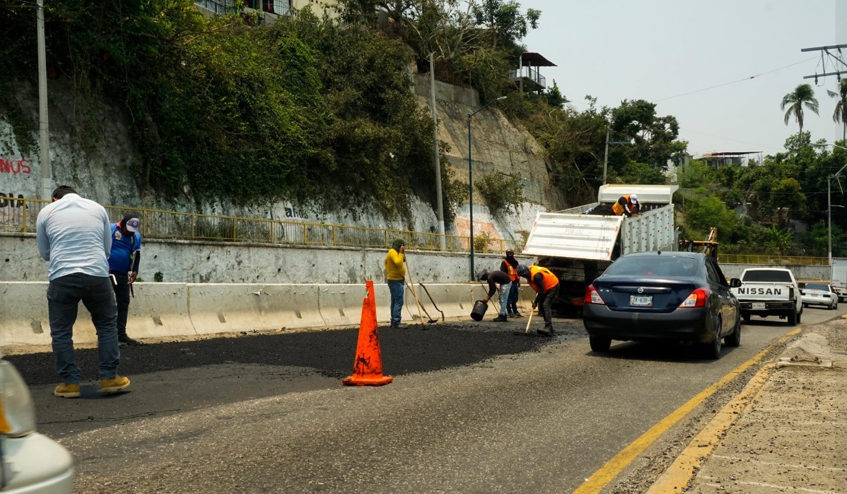 Continúa el programa emergente de bacheo en colonias de la ciudad