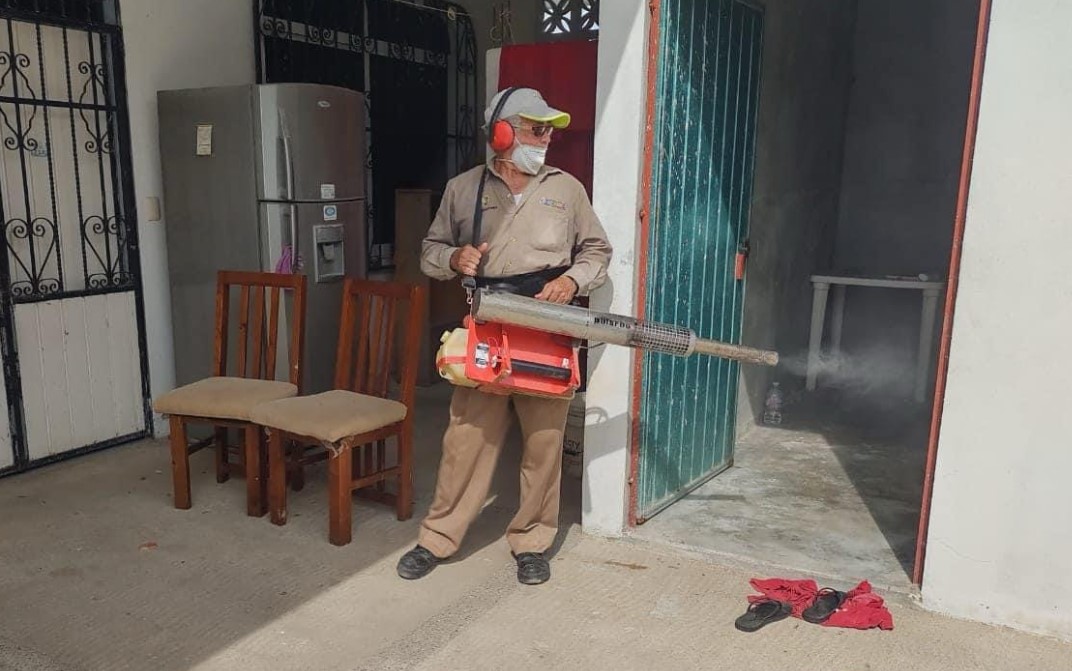 Mantienen campañas de fumigación y abatización en colonias del puerto