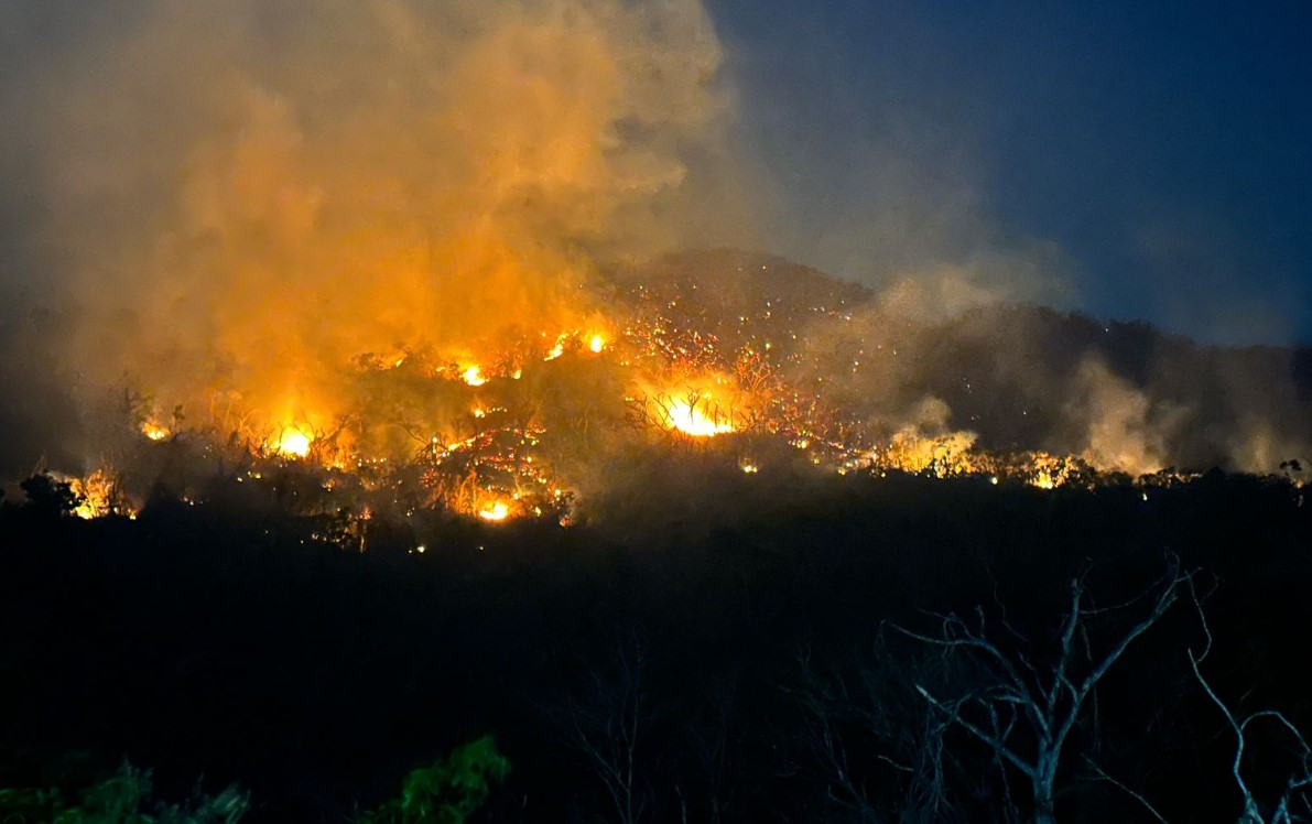 SEG suspende clases en Acapulco y Chilpancingo por incendios forestales