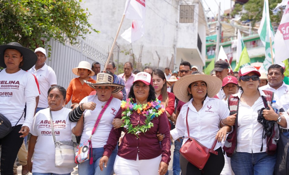 Marchan cientos de personas junto a Abelina López Rodríguez en Praderas de Costa Azul