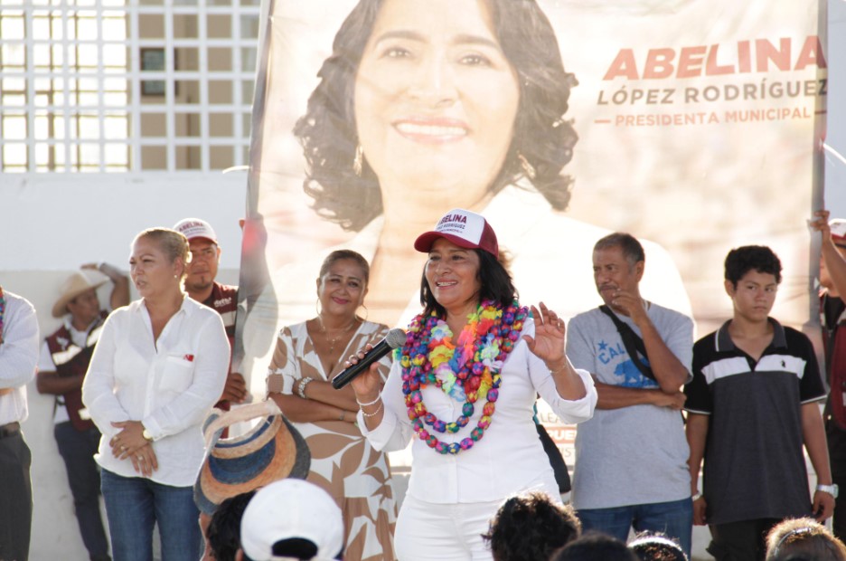 Turisteros de Barra Vieja apoyan a Abelina para que continúe como presidenta de Acapulco