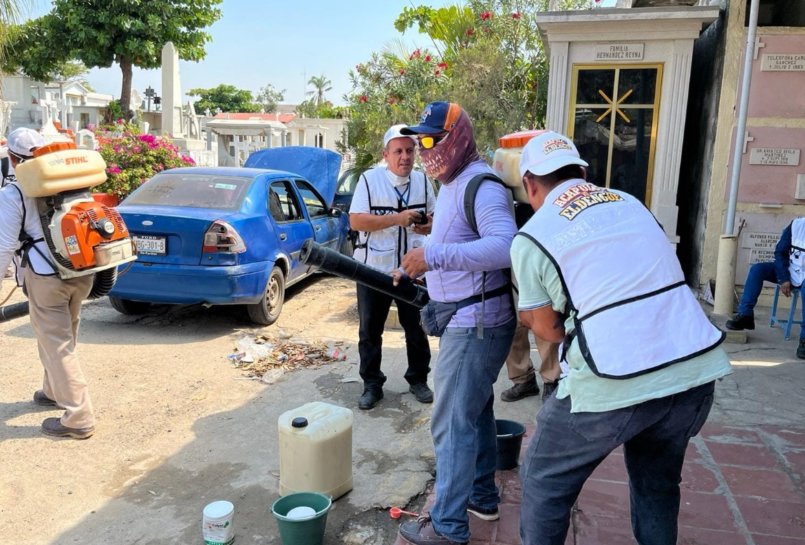 Se realizan labores de fumigación y abatización, en el panteón Las Cruces