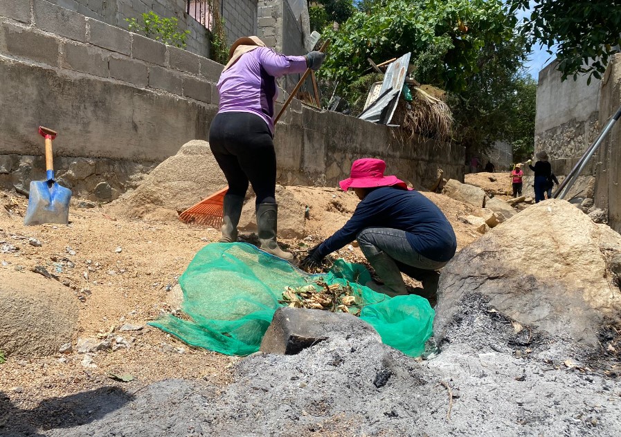 Continúan trabajos de limpieza de los cauces pluviales en Acapulco