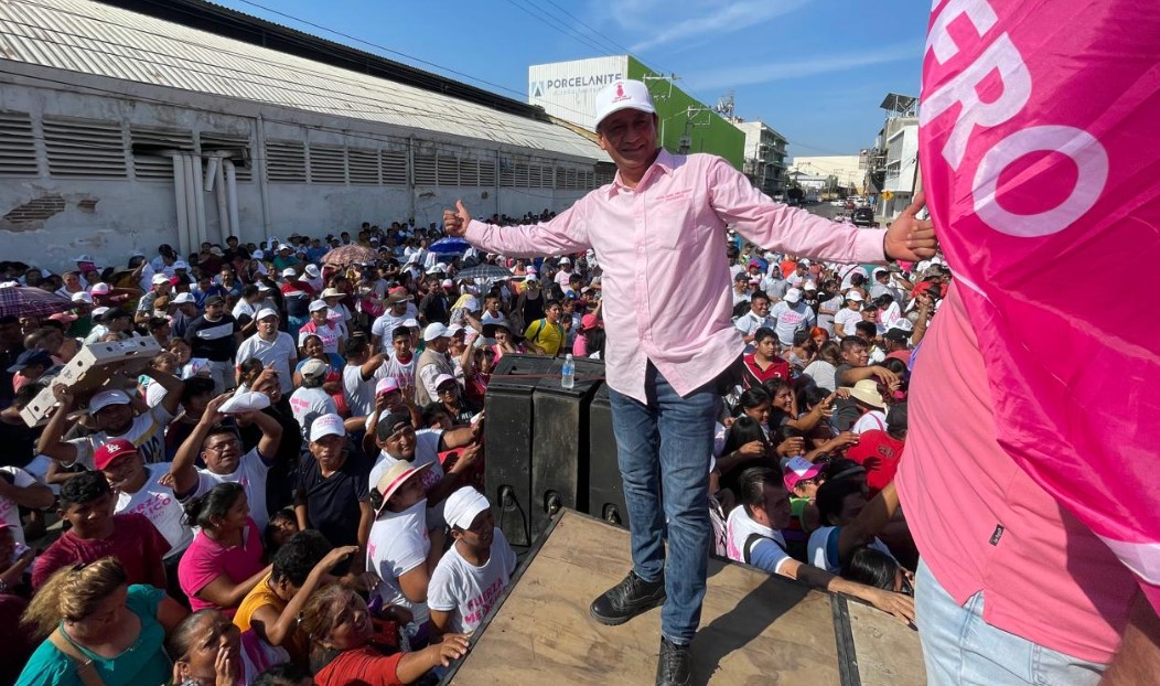 Acapulco se pinta de rosa con Miguel Ángel Piña Garibay