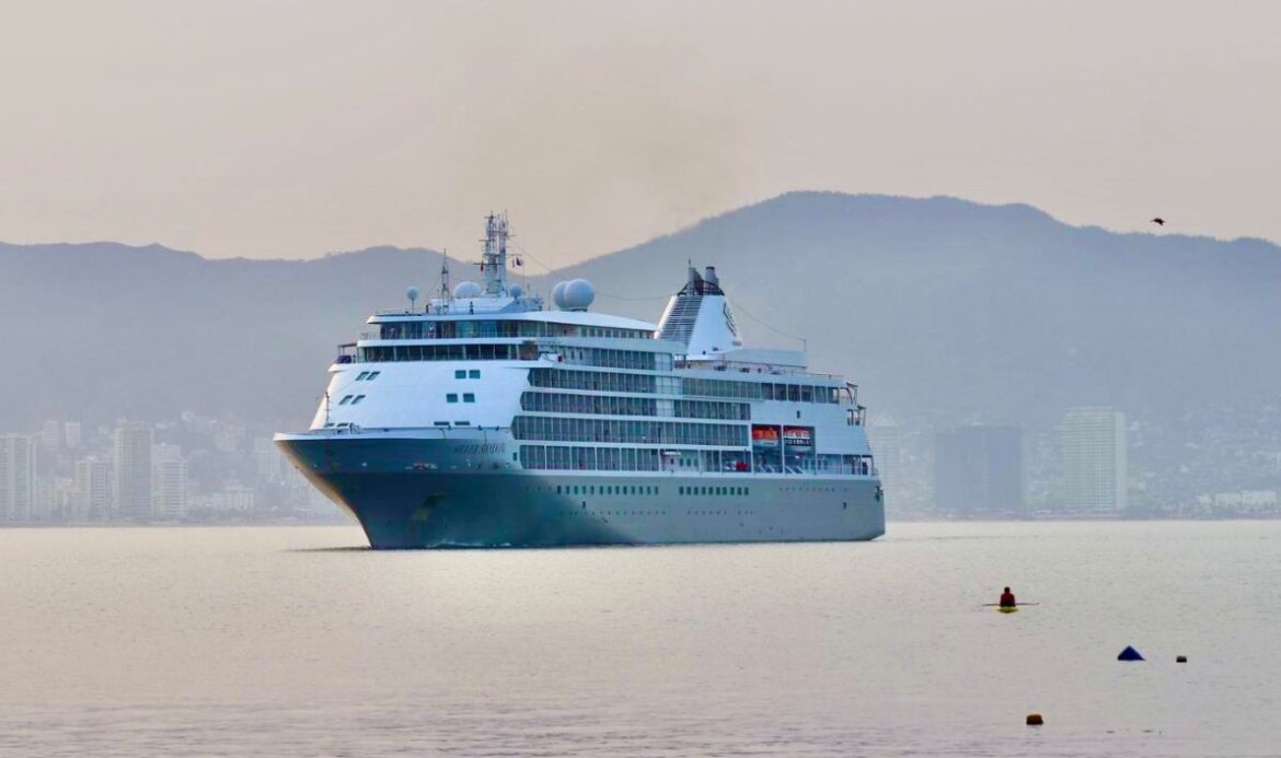 Llega al puerto de Acapulco embarcación de lujo con 653 personas a bordo