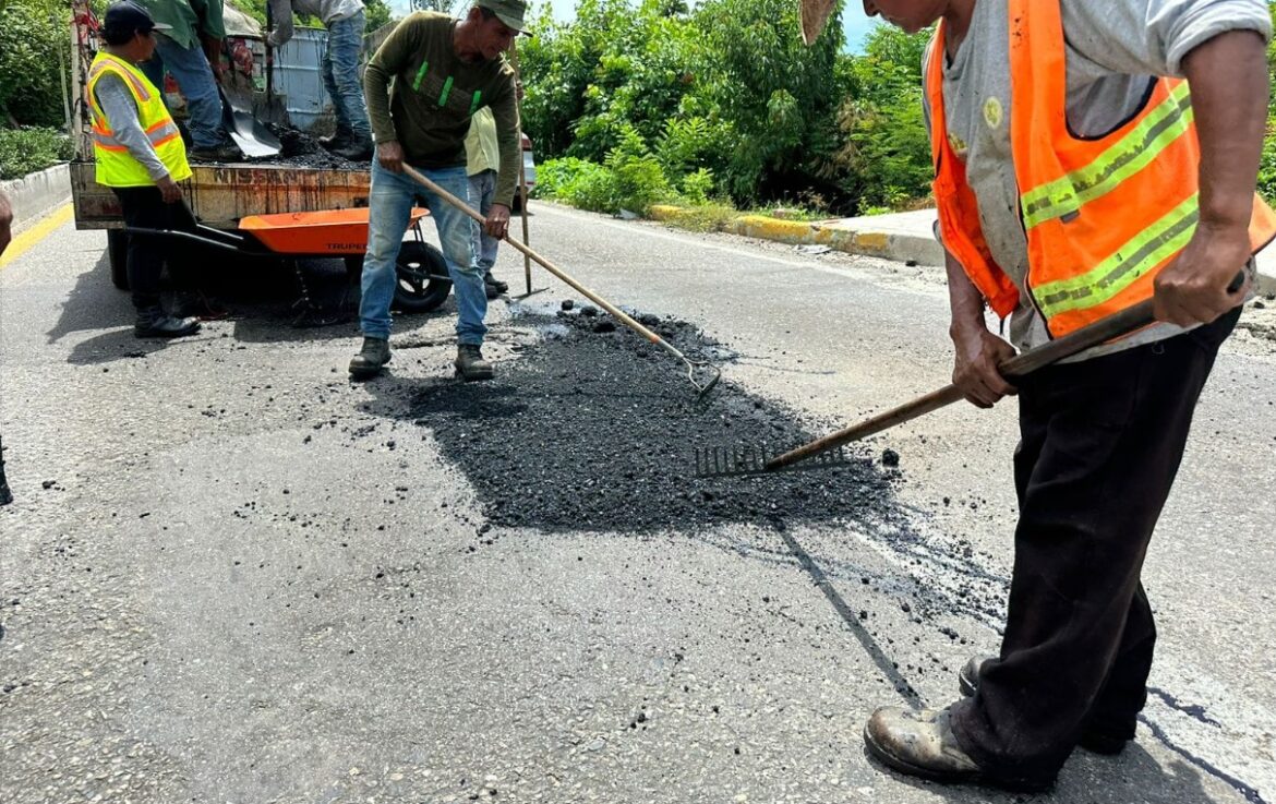 Realizan trabajos de bacheo en avenida Escénica