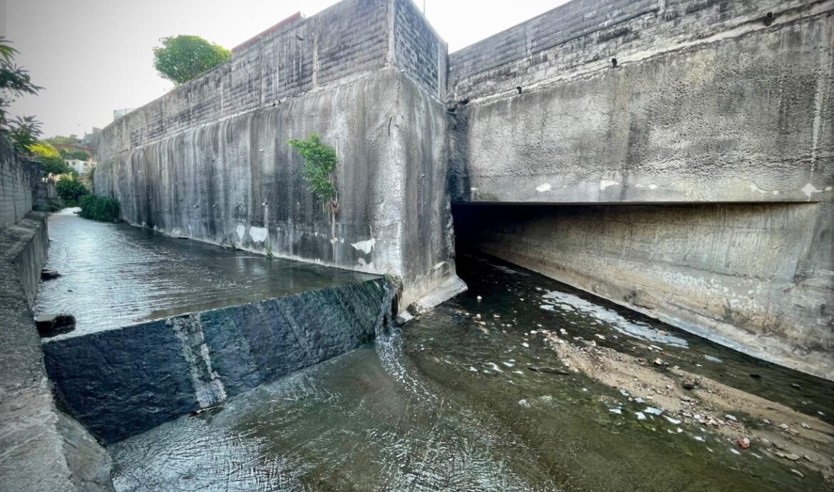 Recolectan más de 3 mil toneladas de basura en canal de periferia