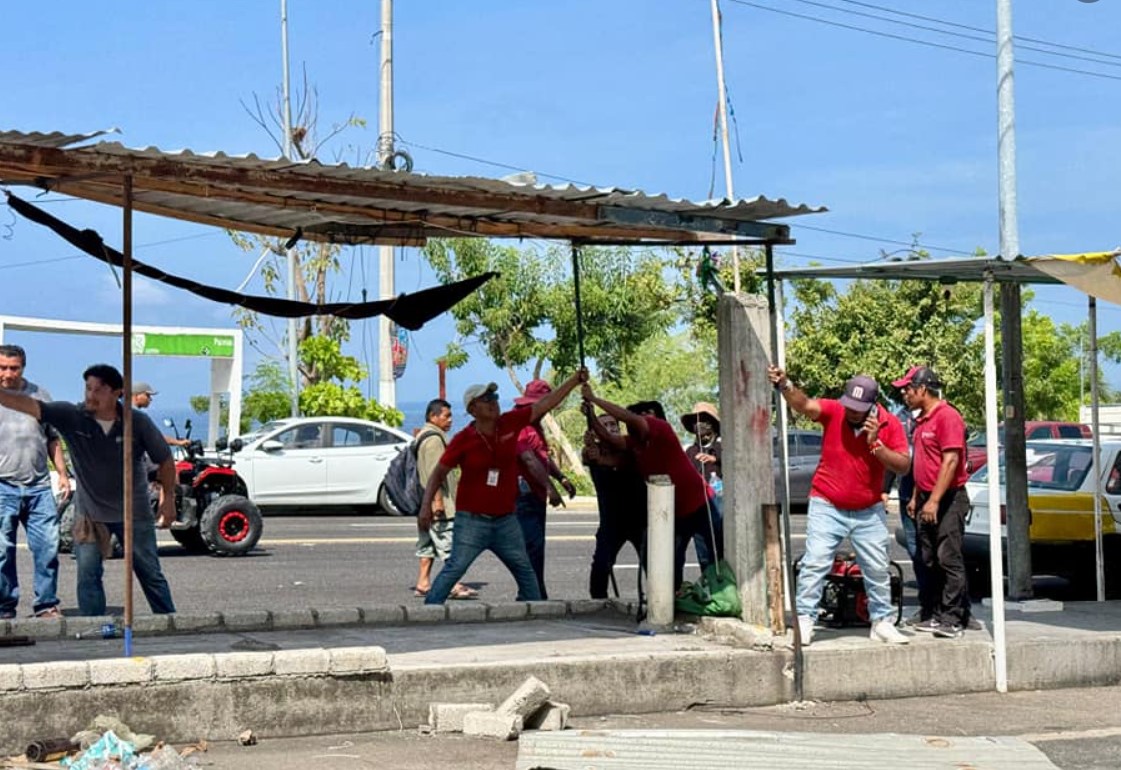 Liberan camellón de la carretera Acapulco-Zihuatanejo