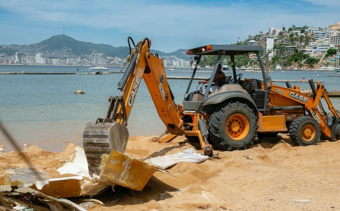 Evelyn Salgado avanza en limpieza y retiro de escombro en Playa Larga de Acapulco