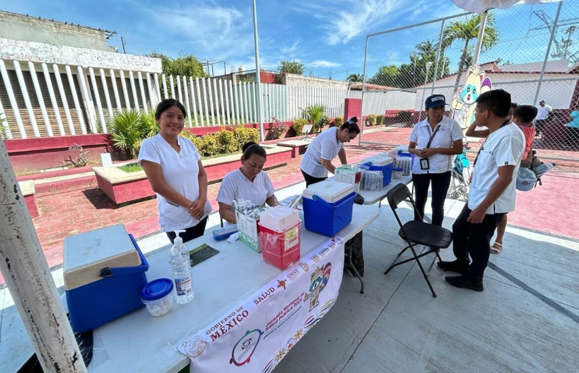 Participan en Jornada Nacional de Salud en colonia Unidos por Guerrero