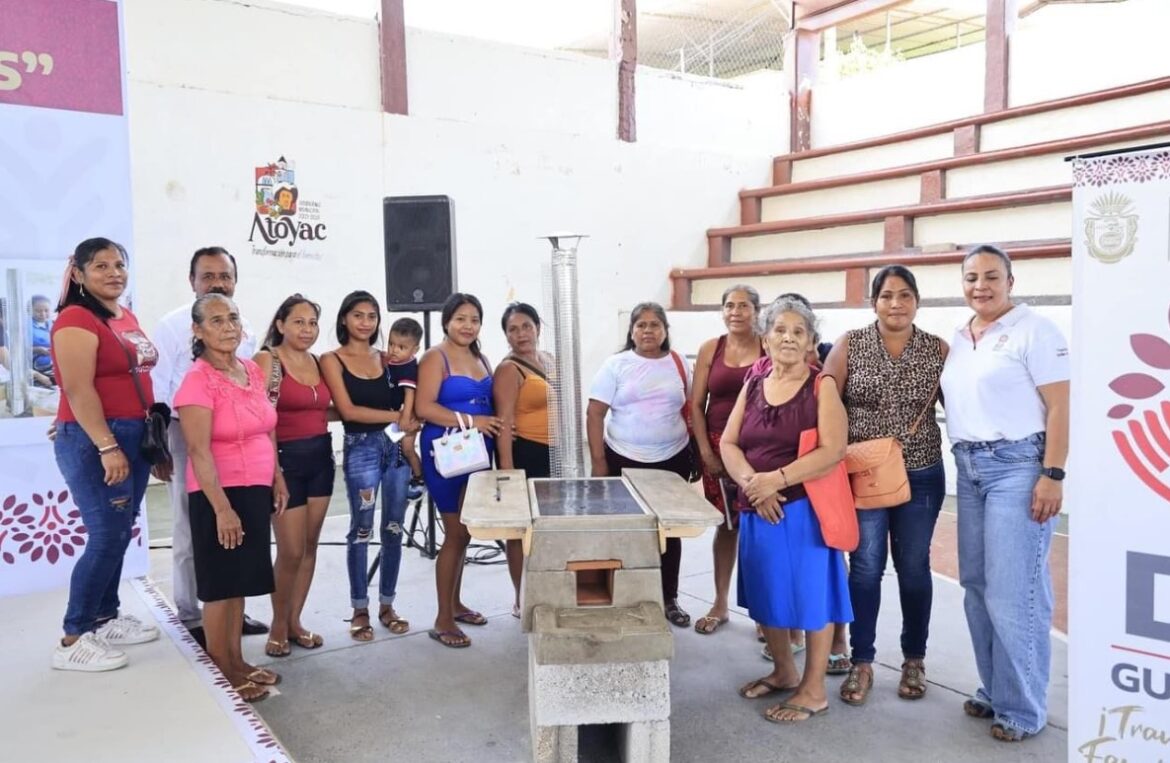 La gobernadora Evelyn Salgado promueve la salud mediante la entrega de estufas ecológicas en la Costa Grande