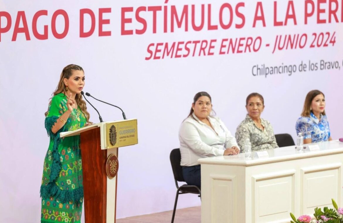 Evelyn Salgado entrega estímulos a la permanencia a mil 600 servidores públicos del estado