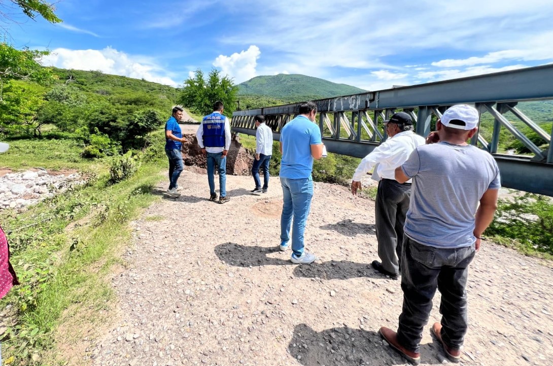 Instruye Evelyn Salgado atender reporte de daños en el puente Arroyo Temalác, en Copalillo