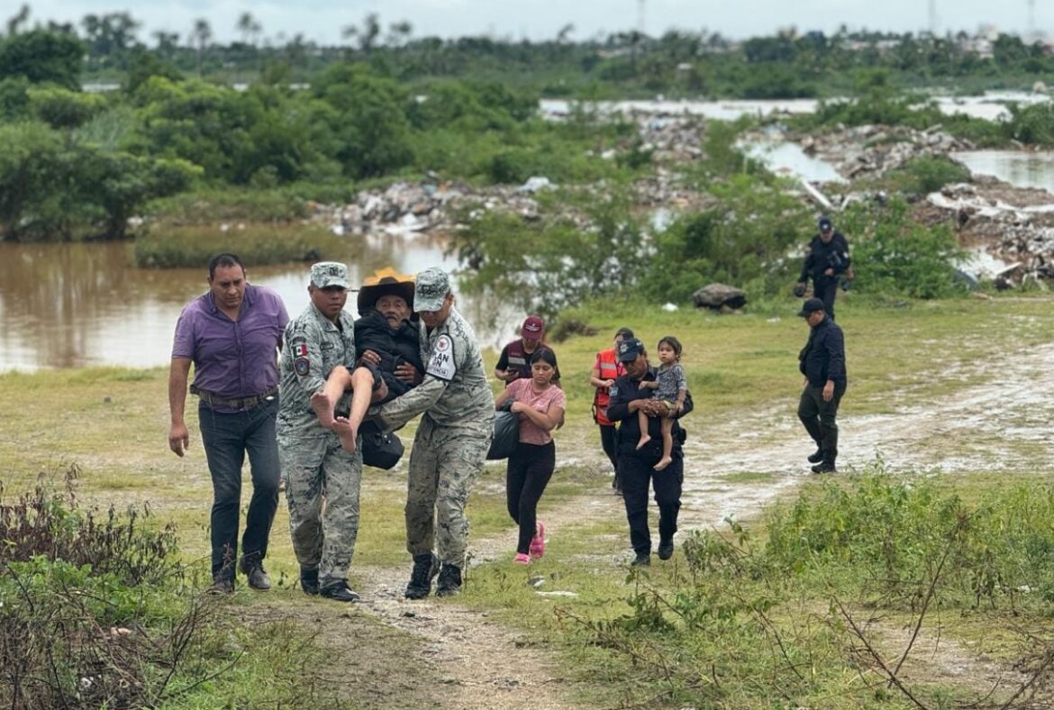 Rescata Gobierno de Abelina 450 damnificados de viviendas inundadas en zona Diamante