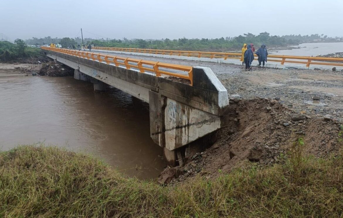 Para evitar incidentes se cierra circulación en Autopista Metlapil Diamante por intensas lluvias en Acapulco