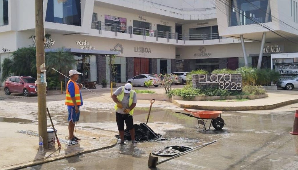 Refuerza CAPAMA brigada emergente de desazolve y reposición de tapas en pozos de visita