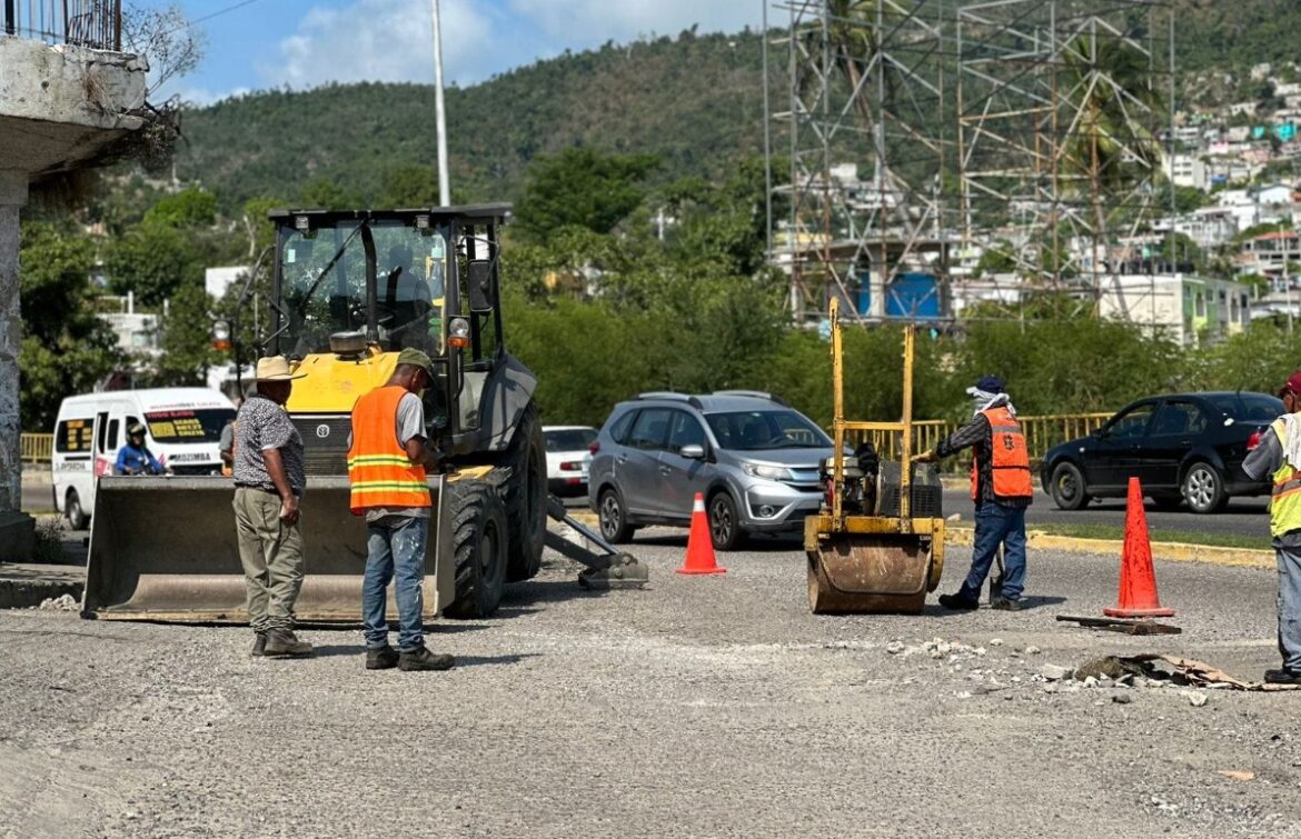 Bachean más de 600 metros cuadrados de calles en Acapulco