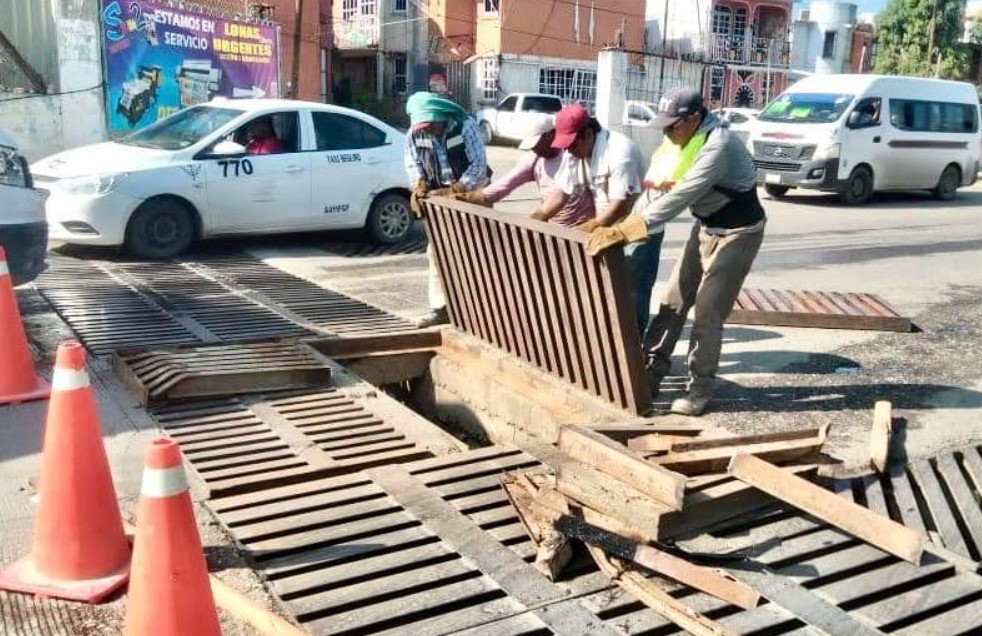 Instalan nuevas rejillas en la Unidad Habitacional Luis Donaldo Colosio