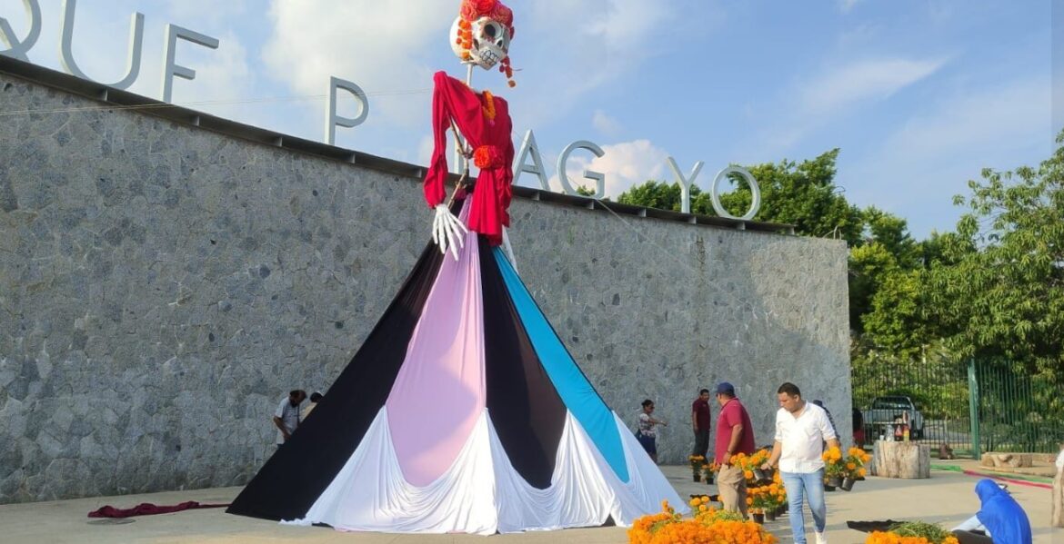 Catrina de más de 8 metros de altura adorna el Parque Papagayo