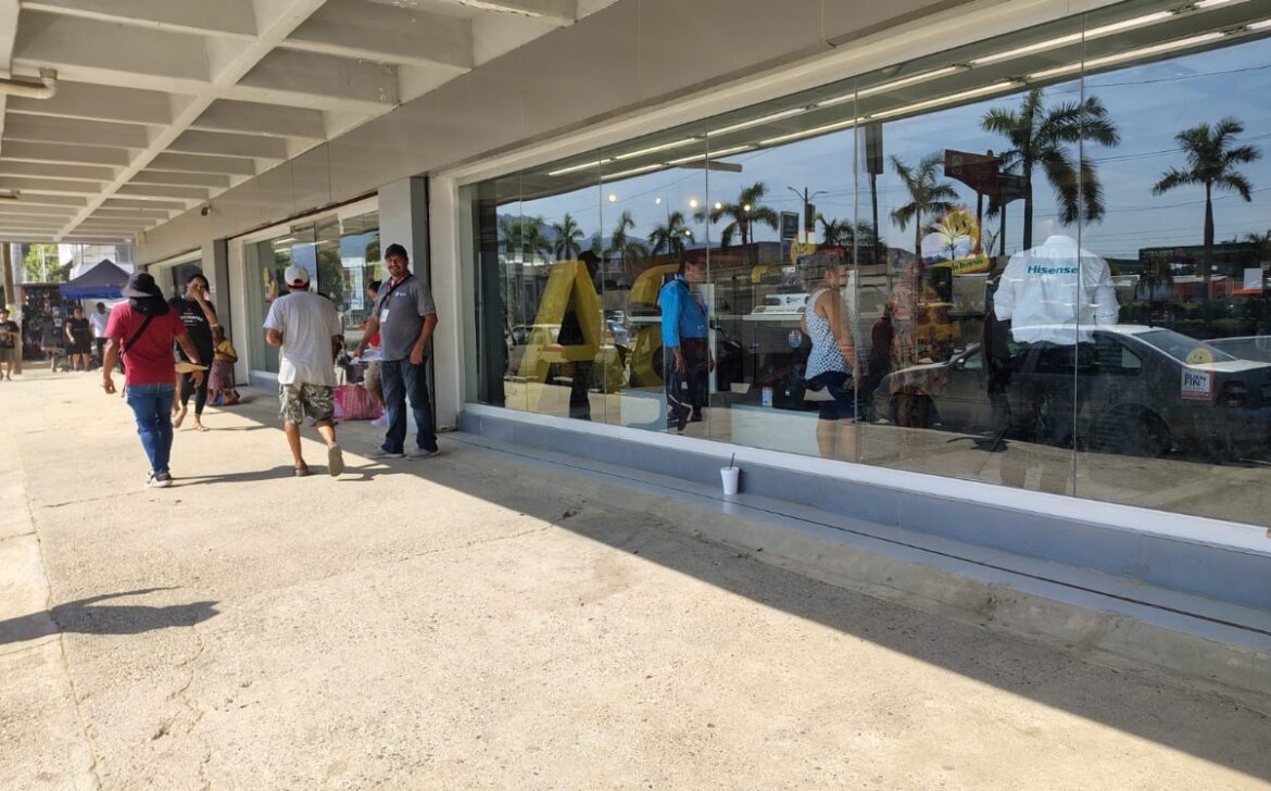 Notifica Vía Pública a vendedores ambulantes en bulevar Vicente Guerrero