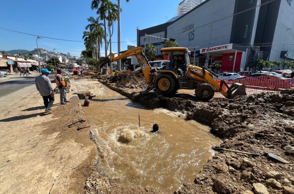 Repara CAPAMA fuga de agua potable en avenida Costera Miguel Alemán