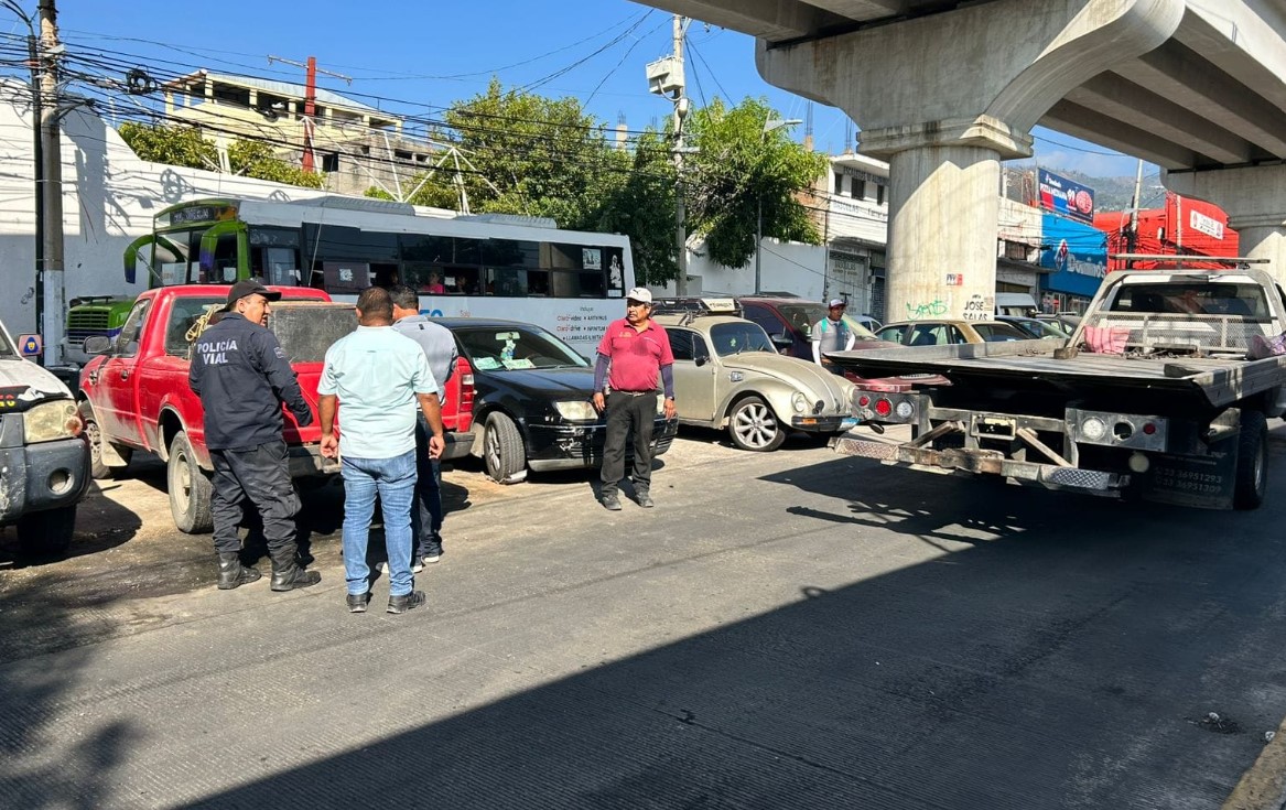 Notifica y retira Gobierno Municipal 12 vehículos que obstruían la vialidad