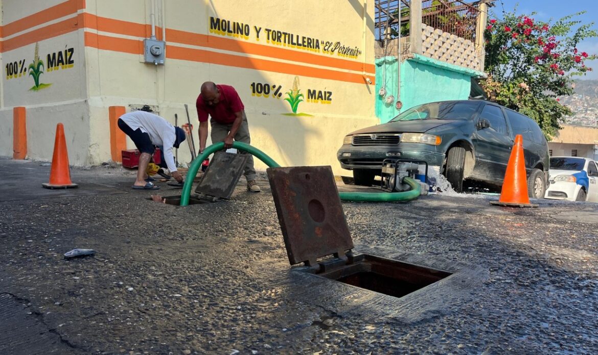 Repara CAPAMA, fuga de agua potable en el Barrio del Hueso